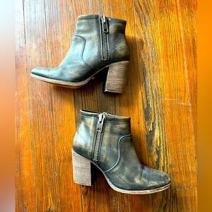 Hinge anthropology black/greenish distressed leather  ankle boots size 8.5